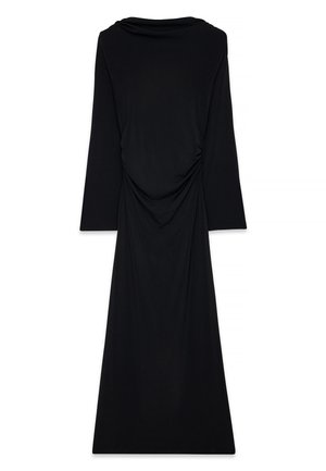 Largo vestido negro de tela suave, con mangas largas, un escote drapeado y detalle fruncido en la espalda, con una silueta recta.