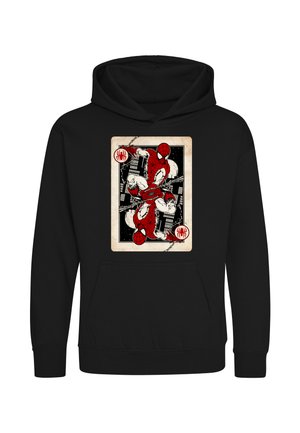 Sweat à capuche noir avec un motif de carte à jouer montrant deux figures de Spider-Man en miroir vêtues de costumes rouges et blancs sur un fond de silhouette urbaine.