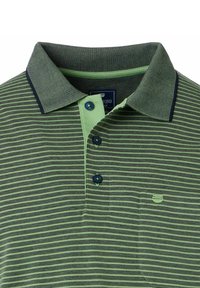 Zielona i granatowa koszulka polo w paski z teksturowanym kołnierzykiem, trzy guziki oraz małą kieszonką na piersi. Miękka tkanina, casualowy styl.
