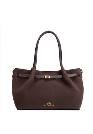 Sac à main en daim marron foncé avec deux poignées, une fine bandoulière en cuir avec boucle dorée, et le logo Wittchen doré au centre en bas.