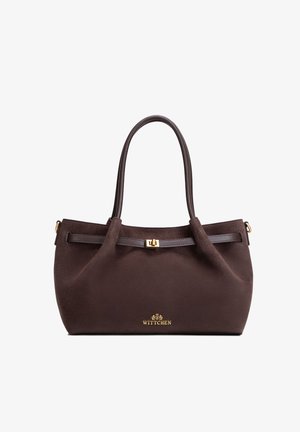 Borsa a mano in pelle scamosciata marrone scuro con due manici, una sottile tracolla in pelle con fibbia dorata e logo Wittchen dorato al centro in basso.