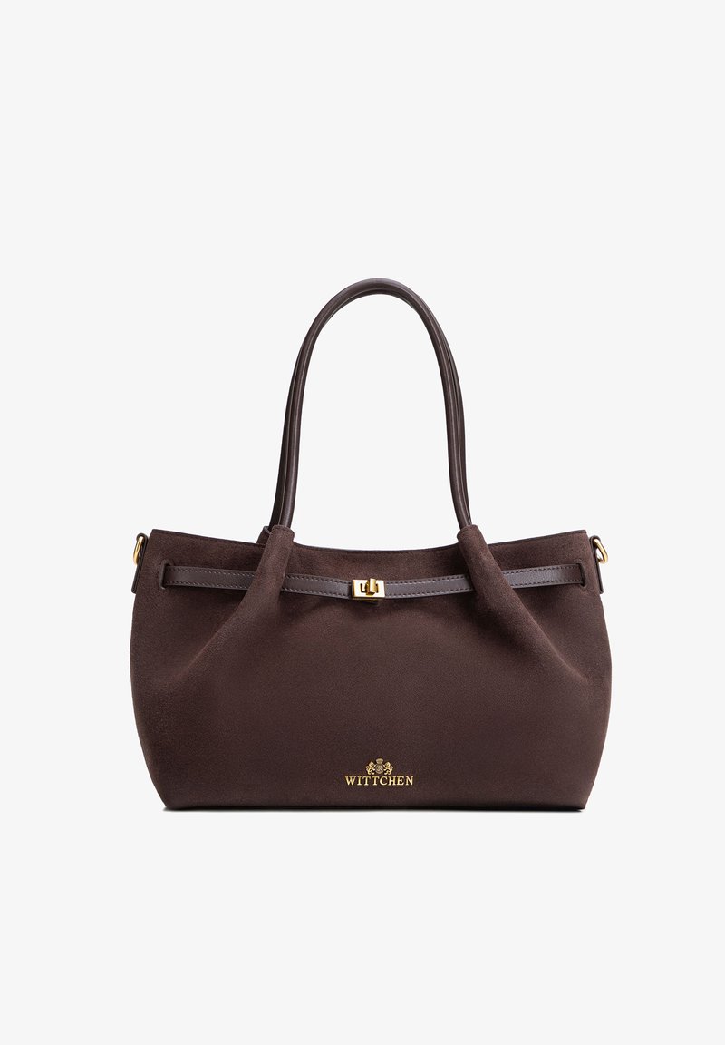 Borsa a mano in pelle scamosciata marrone scuro con due manici, una sottile tracolla in pelle con fibbia dorata e logo Wittchen dorato al centro in basso.