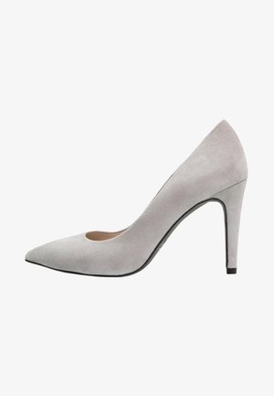 Zapato de tacón alto de ante gris claro con punta en punta y tacón de aguja, mostrado desde el lado exterior sobre un fondo blanco.