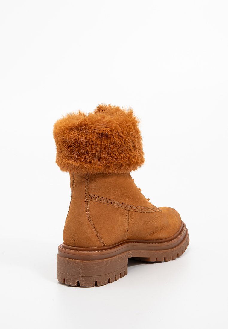 Botas de tobillo de cuero marrón claro con un borde de piel sintética esponjosa de color naranja, puntera redondeada y suela de goma gruesa con surcos profundos.