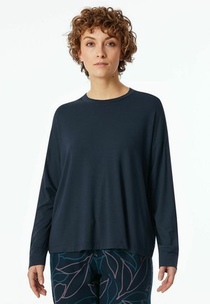 Marineblaues Langarmoberteil aus leichtem Stoff mit Rundhalsausschnitt und lässiger Passform. Kombiniert mit gemusterten Hosen mit einem Blätterdesign.