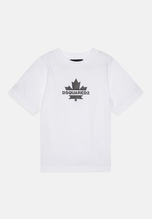 Camiseta blanca de manga corta con gráfico de hoja de arce negra y texto "DSQUARED2" centrado en la parte frontal.