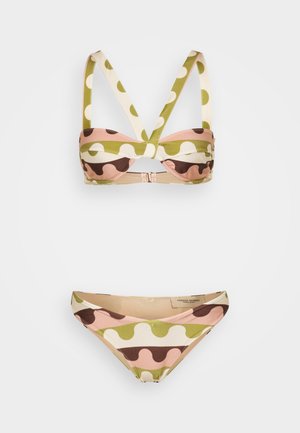 To-delt bikini sæt med et vævet design. Bh'en har krydsede stropper i olivengrøn, lyserød og brun; trussen har et matchende mønster.
