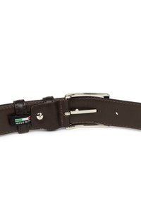 Ceinture en cuir marron avec une boucle en métal argenté poli, ornée de coutures le long des bords et d'une étiquette indiquant "Fabriqué en Italie."