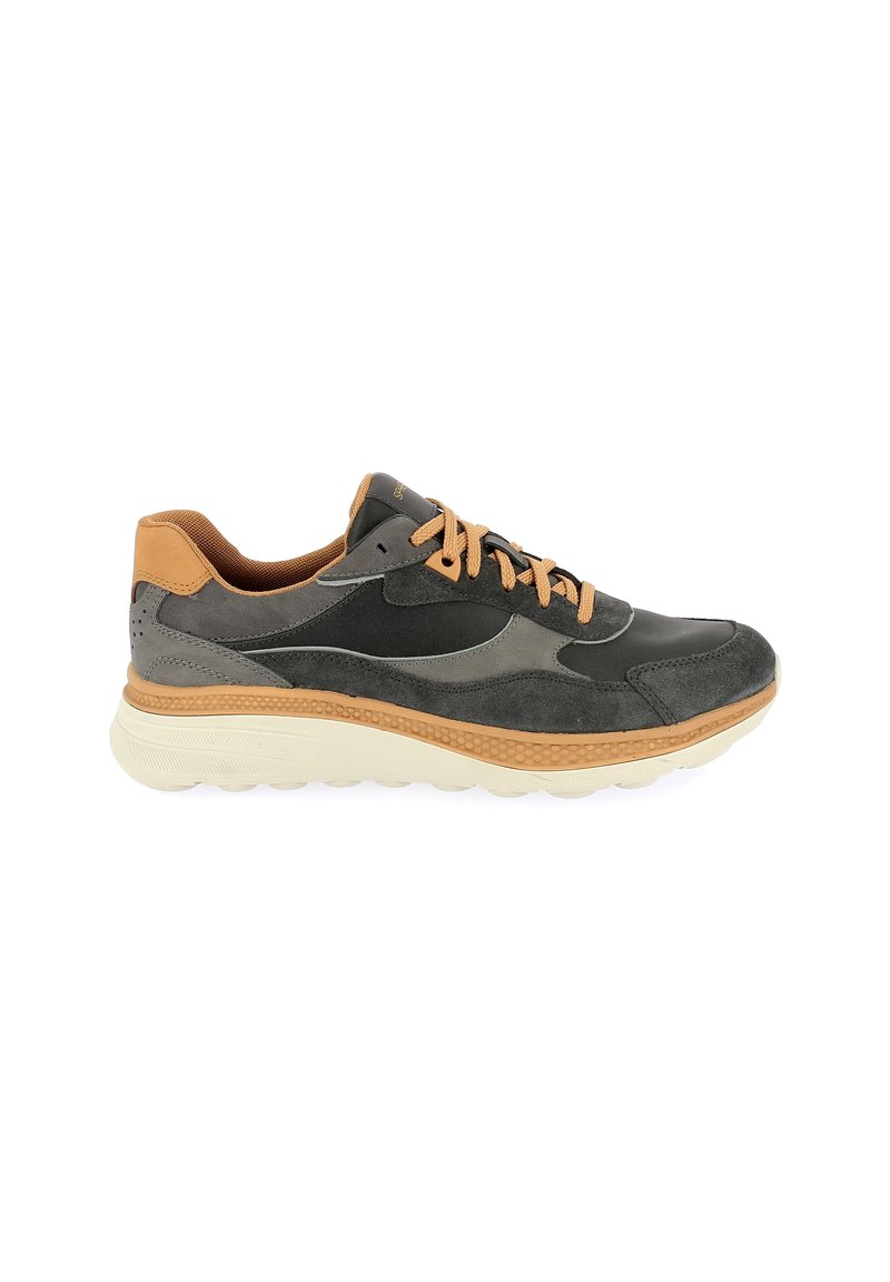 Sneaker da uomo con una combinazione di suede grigio scuro e pelle, dettagli color cammello e una suola in crema textured dalla forma arrotondata.