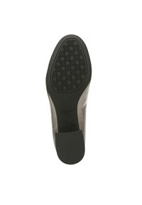 Zwarte rubberen zool met een textuurpatroon, met een gebogen ontwerp en Vionic branding. Glad afgewerkte randen en een lichte hakverhoging.