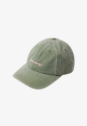 Olijfgroene baseballpet met roze geborduurde tekst "good energy" op de voorkant, zespanelenontwerp met ventilatieoogjes.