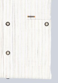 Weiß gestreiftes Hemd mit schwarzen runden Knöpfen und einer Brusttasche, aus leichtem Stoff mit subtiler Textur und einem kleinen Logo-Tag.
