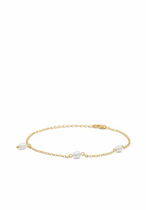 Guldkædearmbånd med tre hvide perler og en enkel lukning. Kæden har et delikat, sammenflettet design og en glat tekstur.