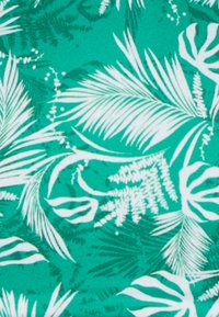 Tecido verde com um padrão repetido de folhas tropicais brancas e fetos, apresentando texturas e detalhes variados ao longo de todo o tecido.