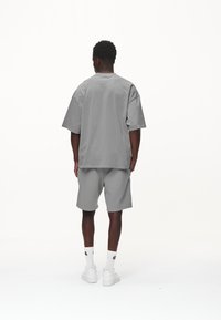Pegador LOGO - Shorts - washed cool grey/white gum