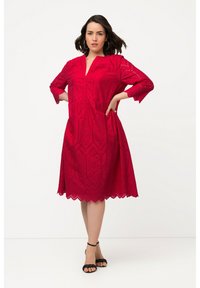 Ulla Popken EN AJOURÉE LIGNE EN A COL ET MANCHES 3/4 - Freizeitkleid - red