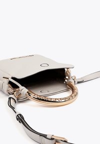 Šedá kabelka se strukturovaným designem, vybavená zakulaceným zlatým madlem, vnitřní kapsou a černým popruhem. Materiál s hladkou texturou.