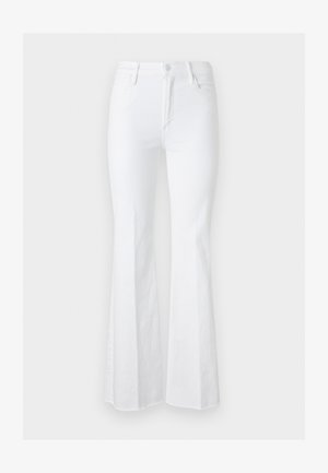 Λευκά τζιν ψηλόμεσα με κούμπωμα κουμπιού και φερμουάρ, μπροστινές και πίσω τσέπες και καμπουρωτά πόδια σε ένα μονόχρωμο φωτεινό φόντο.