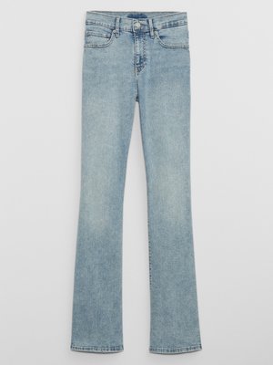 Lyse blå flagrende jeans laget av denim, med fem lommer, glidelås og lette falminger på stoffet for et slitt utseende.