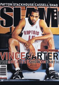 Copertina della rivista Slam con un atleta maschile in una maglia bianca dei Raptors, che stringe un pallone da basket; sfondo nero con testo audace in rosso e bianco.