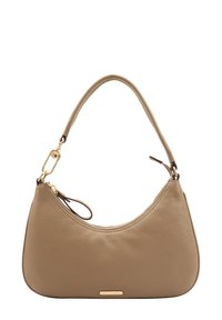 Tan leren schoudertas met een gebogen vorm, enkele handgreep, gouden hardwareaccenten en een ritsvak. Soepele textuur, minimalistisch ontwerp.
