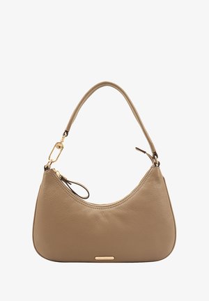 Tan leren schoudertas met een gebogen vorm, enkele handgreep, gouden hardwareaccenten en een ritsvak. Soepele textuur, minimalistisch ontwerp.