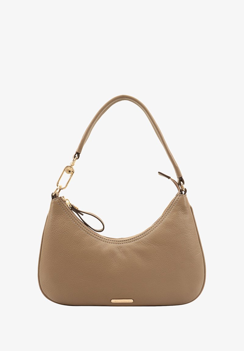 Tan leren schoudertas met een gebogen vorm, enkele handgreep, gouden hardwareaccenten en een ritsvak. Soepele textuur, minimalistisch ontwerp.