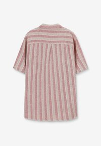 Korte mouwen shirt met verticale rode en crèmekleurige strepen, met een kleine kraag en een plooi aan de achterkant. Gemaakt van textuurstof.
