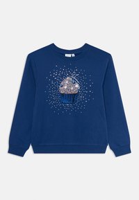 Tums zilas krāsas kokvilnas džemperis ar cupcake grafiku, kas rotāta ar spīdumiem un krāsainiem akcentiem, apaļu kaklu un garām piedurknēm.