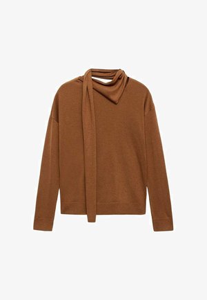 Brązowy sweter z długim rękawem z przymocowanym detalem w postaci szala, ułożony wokół dekoltu, na białym tle.