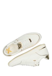 Bílé plátěné tenisky se zlatými akcenty, zaoblenou špičkou a texturovaným svrškem. Disponují šněrováním a hladkou gumovou podrážkou.