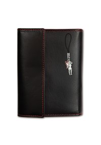 Zwarte leren portemonnee met rode stiksels, voorzien van een metalen charme in de vorm van een figuur, bevestigd met een bandje aan de voorkant. Gladde textuur, eenvoudig ontwerp.