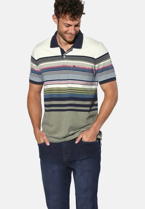 Gestreiftes Poloshirt mit einem navyfarbenen Kragen; verfügt über horizontale Linien in Weiß-, Grün- und Blautönen; aus einem weichen Stoff gefertigt.