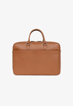 Tan leren aktetas met dubbele handgrepen bovenaan, een ruime hoofdcompartiment en een achterzak. Gladde textuur en minimalistisch ontwerp.