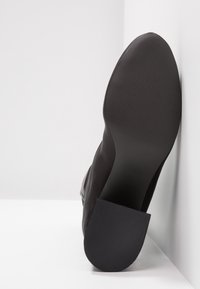 Monki Klassiset nilkkurit - black