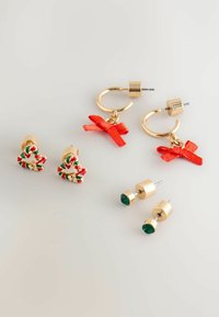 Guldtonede øreringe med to designs: det ene med røde og grønne kranse, og det andet med grønne sten sat i cylindrisk guld-accenter.