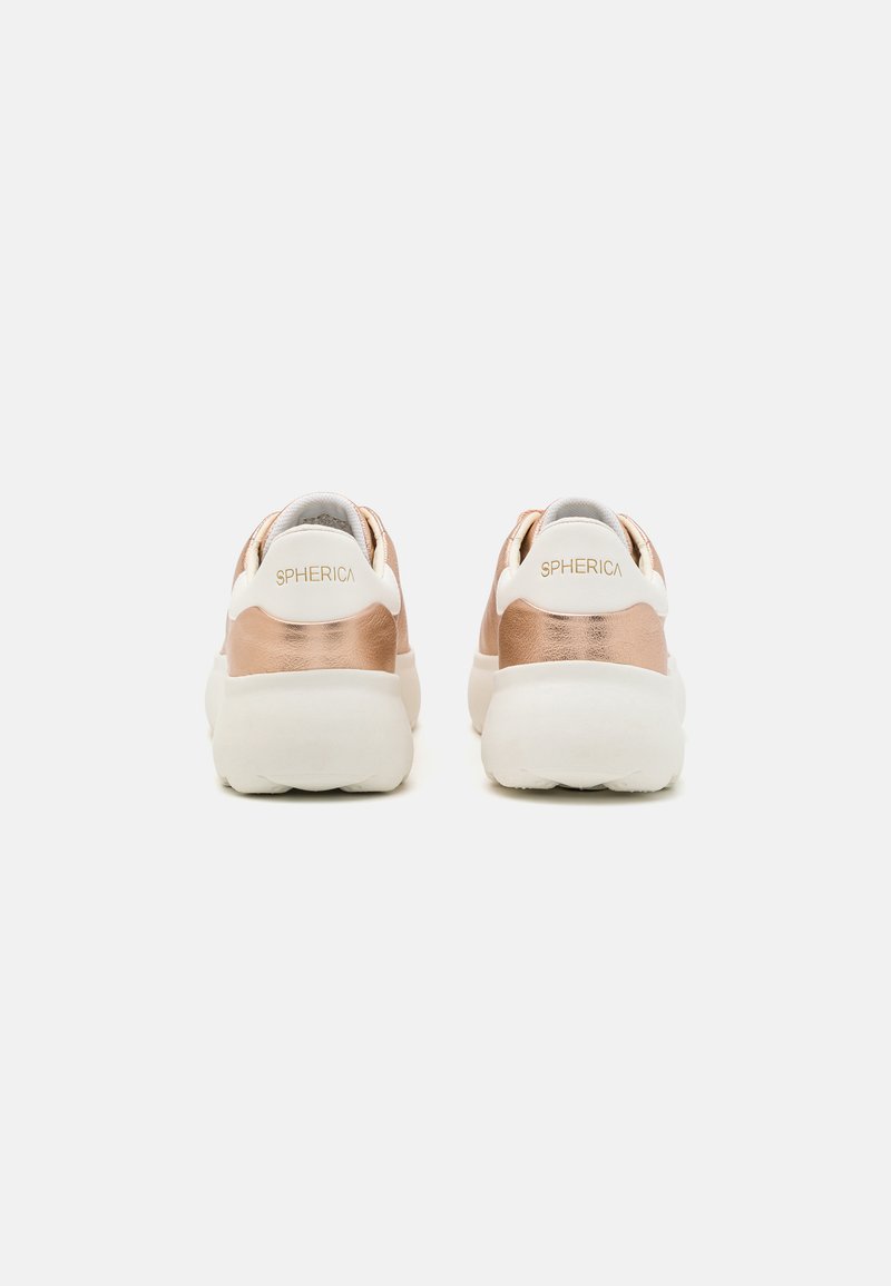 Zapatillas con una parte superior de malla blanca acolchada y acentos metálicos en bronce. Suelas de goma blanca gruesa con texturas; logotipo "SPHERICA" en los talones.