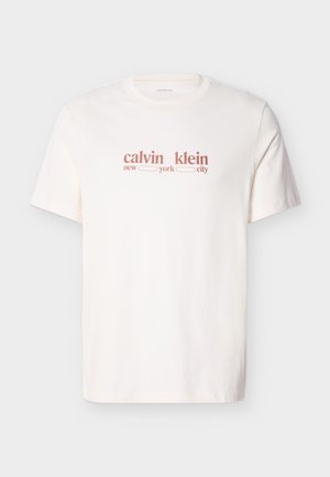 Bela bombažna majica z rdečim napisom »calvin klein new york city.« Kratki rokavi in okrogel izrez.