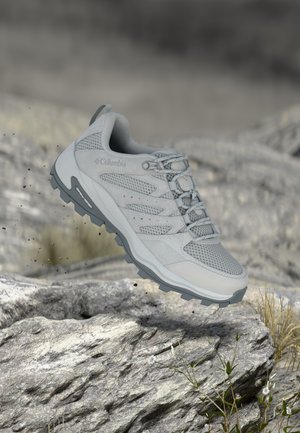 Grauer Sportschuh mit atmungsaktivem Mesh-Obermaterial, Gummisohle und strukturierten Akzenten. Leichtes Design, geeignet für Outdoor-Aktivitäten.