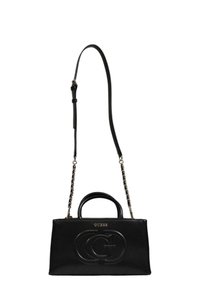 Borsa a tracolla in ecopelle nera con una cintura accentata da catena, presenta un logo impresso, doppi manici e una forma rettangolare strutturata.