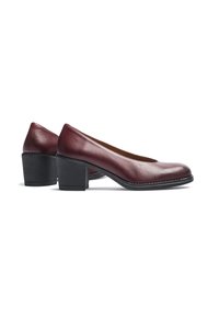 Zapatos de tacón de cuero burdeos con un diseño de punta redonda y un tacón cuadrado. Presentan un borde cosido y una superficie lisa.