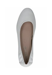 Zapato plano blanco con punta redondeada, parte superior de piel lisa, bordes elastizados y un interior suave en beige con un logo sutil.