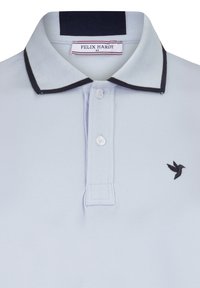 Polo shirt azzurro chiaro con rifinitura del colletto in blu navy, dotato di una chiusura con due bottoni e un piccolo logo di un colibrì nero sul lato sinistro del petto.
