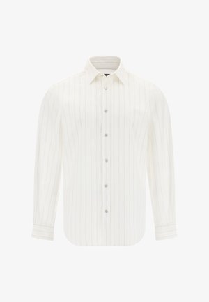 Camicia bianca a maniche lunghe con leggere righe verticali, colletto button-down e sei bottoni frontali; tessuto morbido con texture liscia.