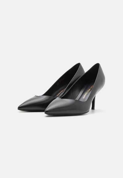 Fekete bőr, hegyes orrú magassarkúk, elegáns kialakítással, vékony stiletto sarokkal és sima textúrával. Alacsony vájúval és minimalista sziluettel rendelkezik.