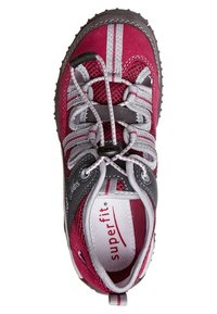 Červená a šedá dětská bota s horní částí z prodyšné síťoviny, elastickými tkaničkami a texturovanou gumovou podrážkou, vybavená poutkem a polstrovanou stélkou.