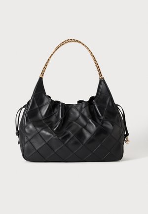 Bolso de cuero negro acolchado con parte superior curva y asa de cadena en tono dorado sobre un fondo claro y liso.