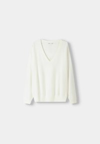 Sweter z dekoltem w kształcie litery V w delikatnej bieli, z długimi rękawami, ściągaczami na mankietach i dole. Wykonany z lekkiego, teksturowanego materiału. Prosty wzór, bez nadruków.