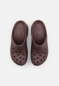 Crocs SIREN UNISEX - Slip-ins med hög sula - mocha