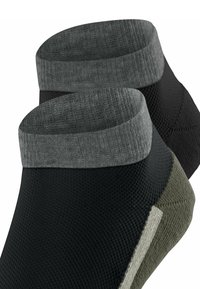 Paar schwarze Knöchelsocken mit grauen Bündchen und Fersen, mit einem strukturierten Strickmuster und einem vertikalen hellgrauen Streifen an der Fersenseite.